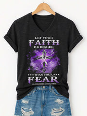 Damen-T-Shirt mit V-Ausschnitt „Lass deinen Glauben größer sein als deine Angst“