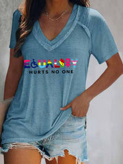 Camiseta con cuello en V estampada "La igualdad de las mujeres no daña a nadie" (para personas con discapacidad, grupos LGBTQ, negros, mujeres, derechos humanos, antirracismo...) 