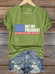 T-shirt col V imprimé « Pas mon président » pour femme 