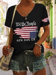 T-shirt rétro à col en V avec imprimé « We The People Are Not Ok » 
