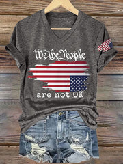Damen-T-Shirt mit V-Ausschnitt und Retro-Print „We The People Are Not Ok“ 