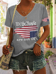 T-shirt rétro à col en V avec imprimé « We The People Are Not Ok » 