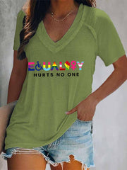 Camiseta con cuello en V estampada "La igualdad de las mujeres no daña a nadie" (para personas con discapacidad, grupos LGBTQ, negros, mujeres, derechos humanos, antirracismo...) 