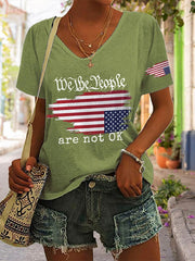 T-shirt rétro à col en V avec imprimé « We The People Are Not Ok » 